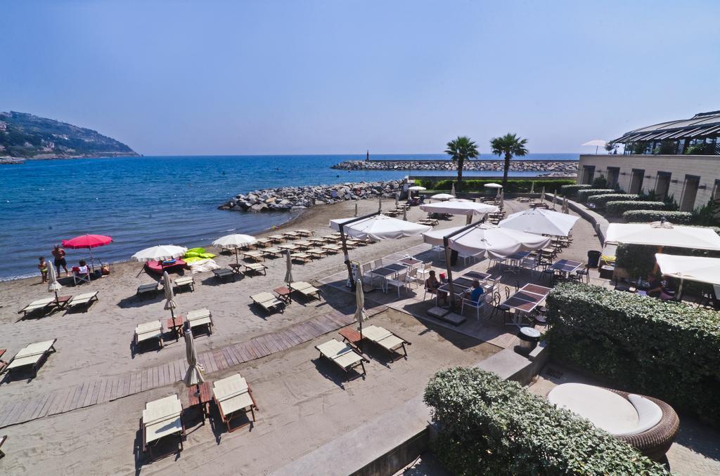 Hotel Riviera Dei Fiori San Lorenzo al Mare Kültér fotó