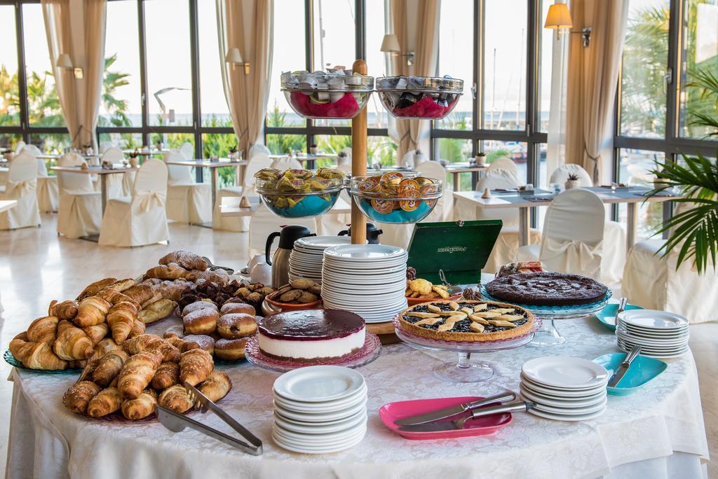 Hotel Riviera Dei Fiori San Lorenzo al Mare Kültér fotó